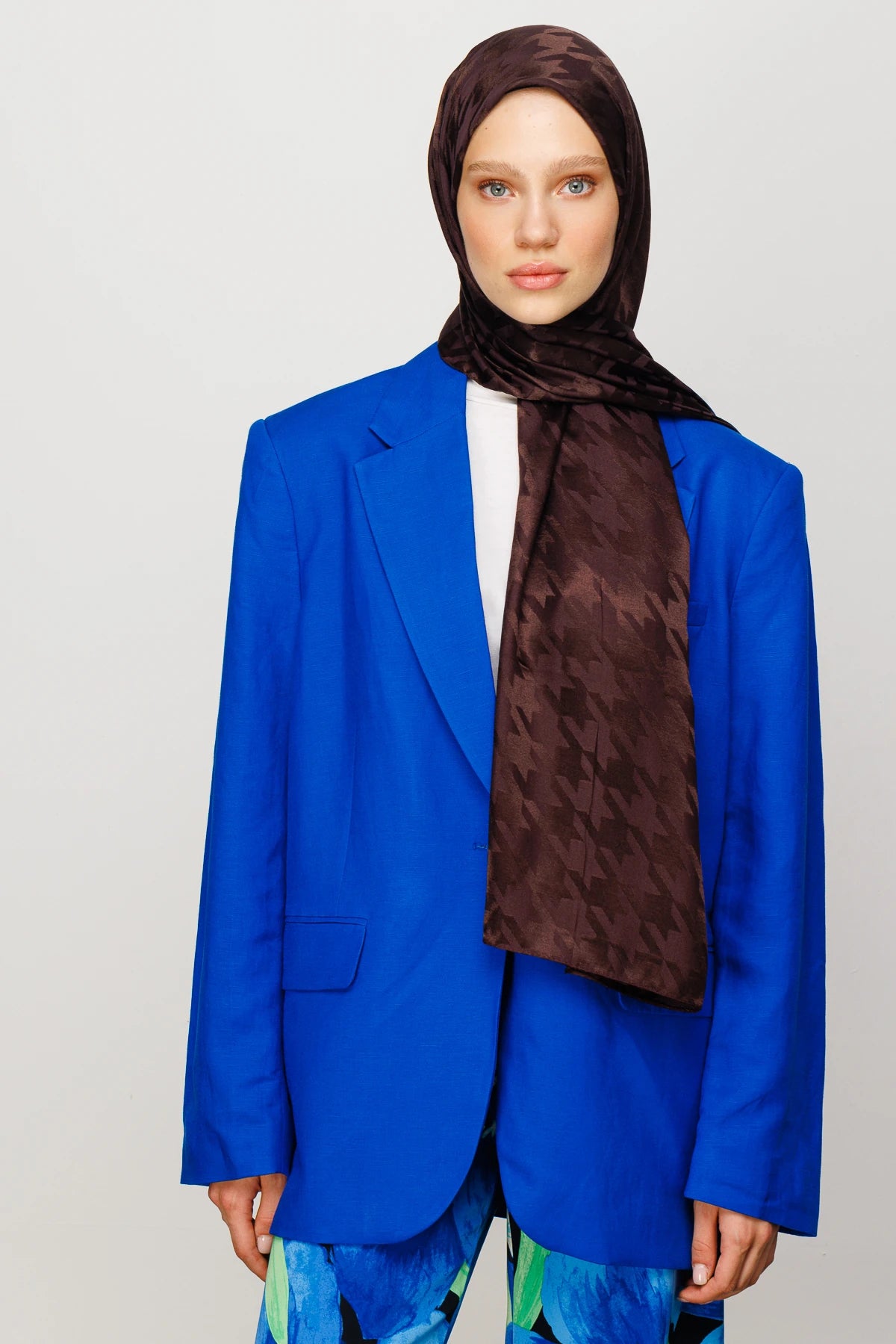 Houndstooth Pattern Shiny Jacquard Shawl - Bitter Coffee