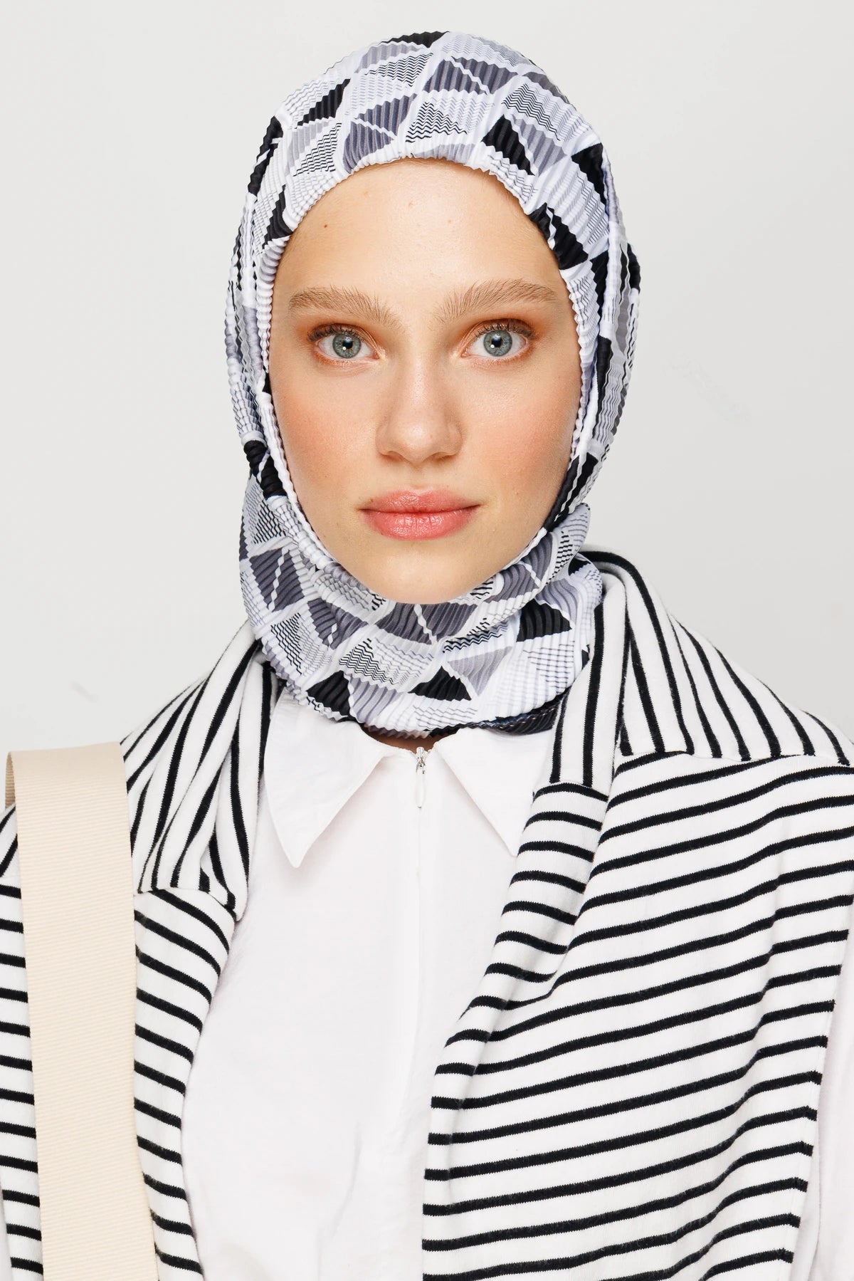 Prism Pattern Pleated Scarf - Black