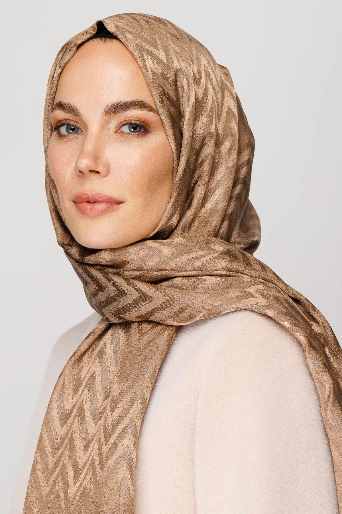 Zigzag Pattern Shiny Jacquard Scarf - Brown