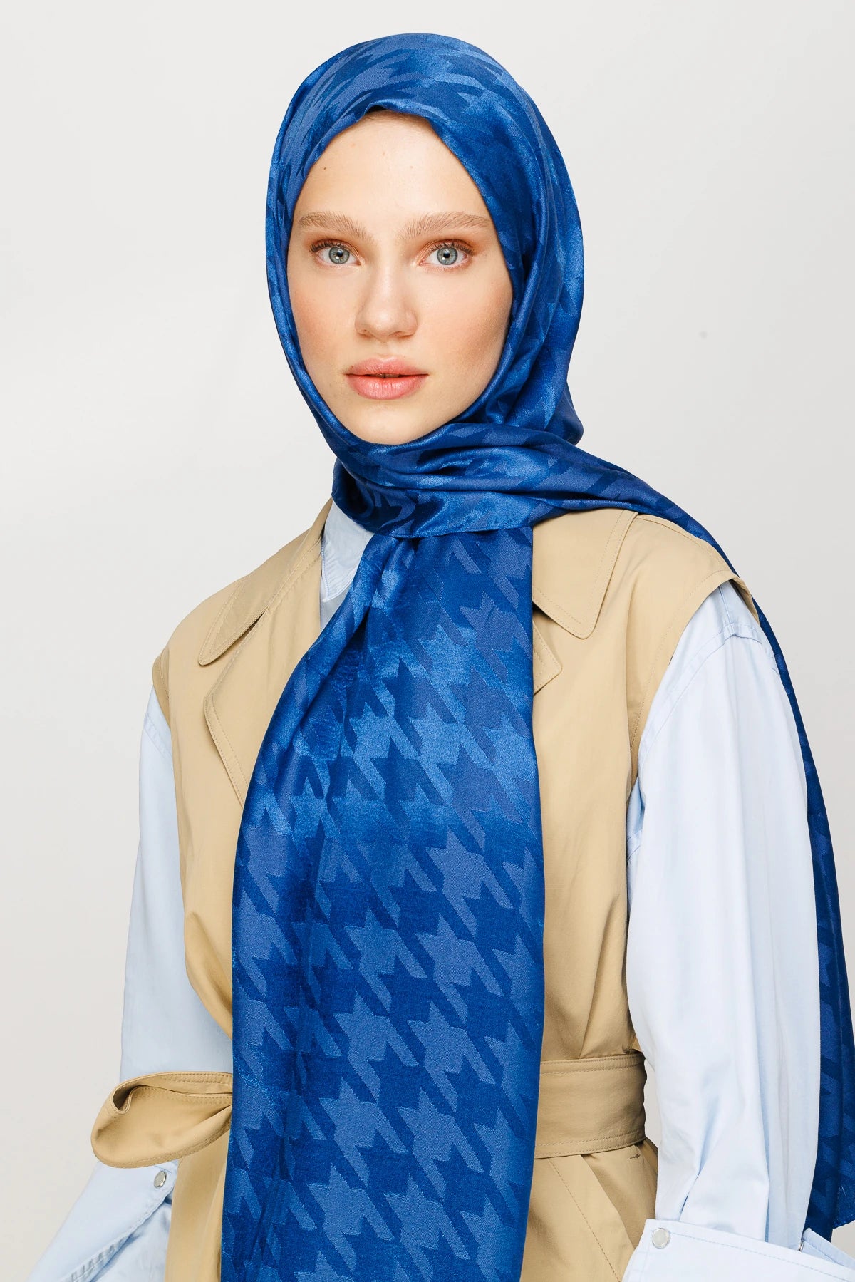 Houndstooth Pattern Shiny Jacquard Shawl - Indigo