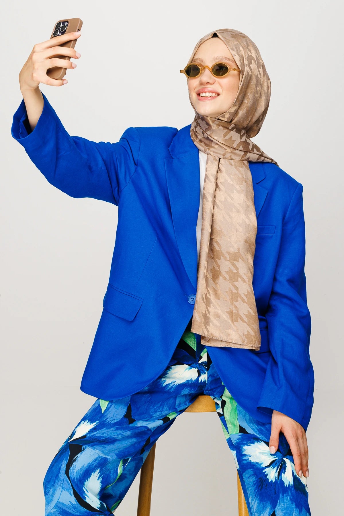 Houndstooth Pattern Shiny Jacquard Shawl - Brown