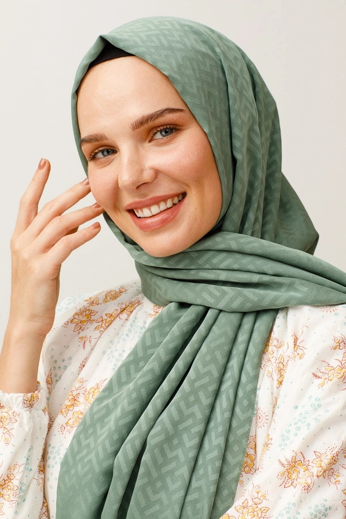 Z Pattern Silky Jacquard Scarf - Mold Green
