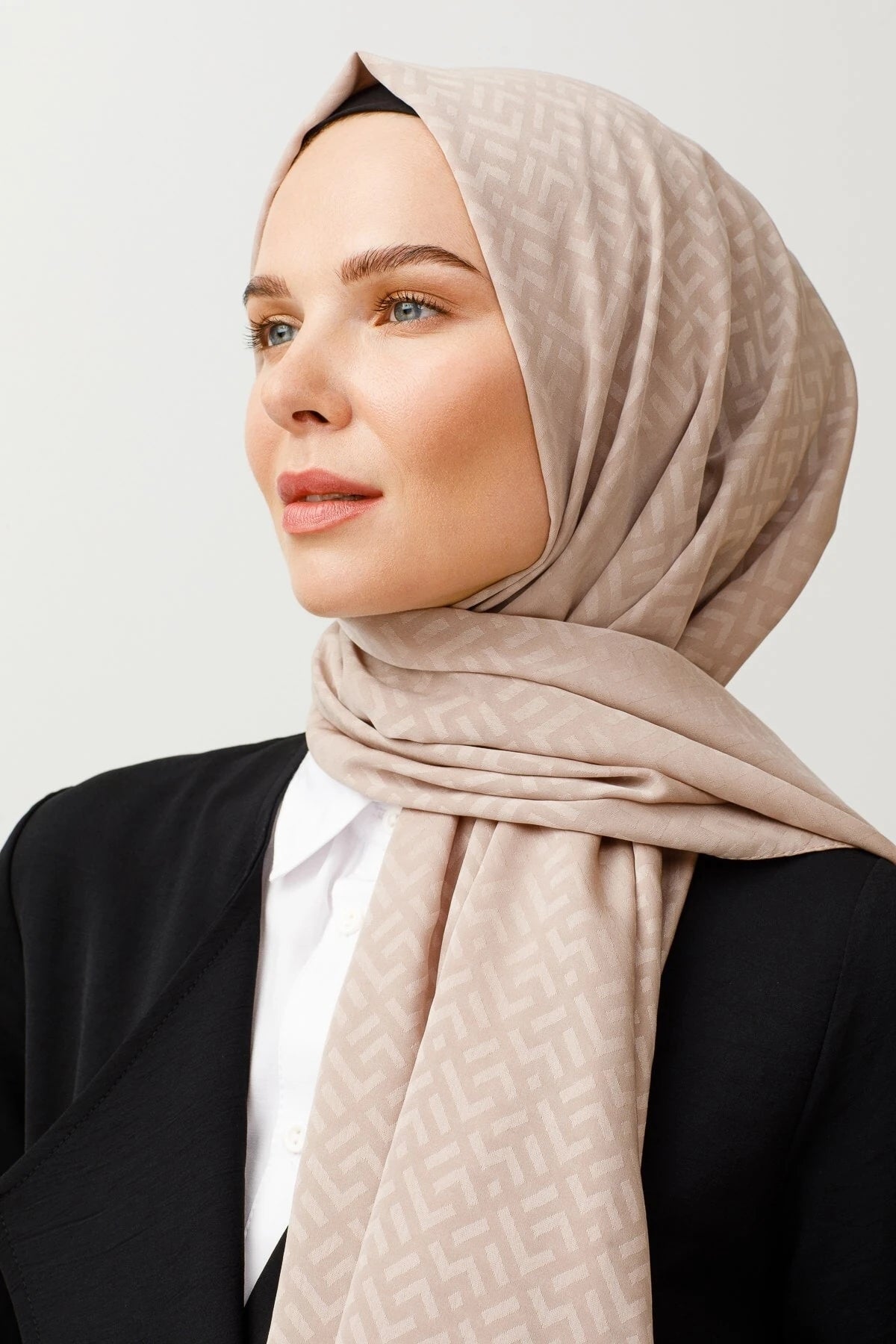 Z Pattern Silky Jacquard Scarf - Beige