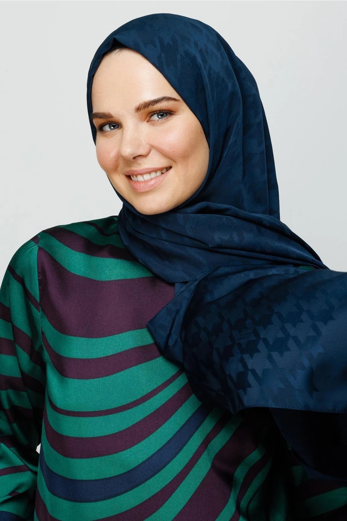 Houndstooth Pattern Silky Jacquard Shawl - Navy blue