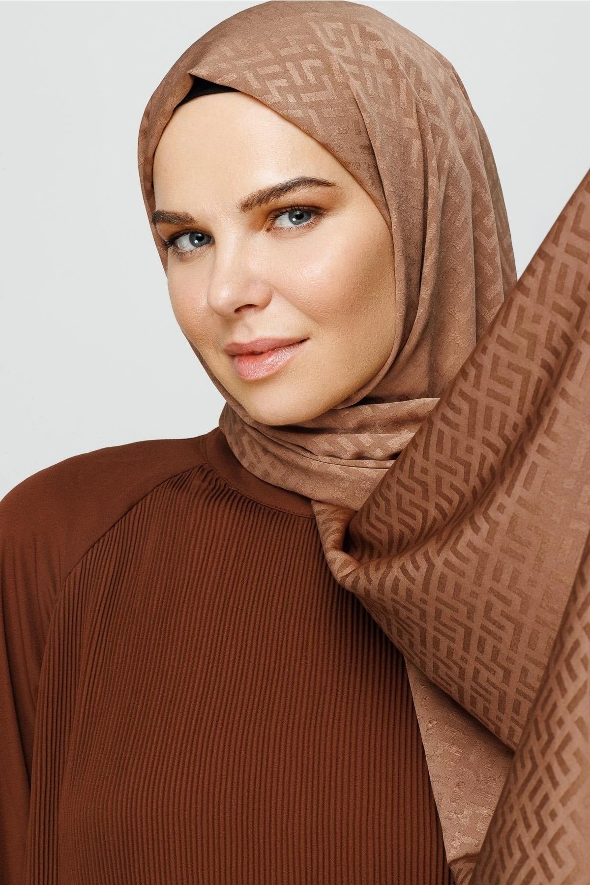 Z Pattern Silky Jacquard Scarf - Brown