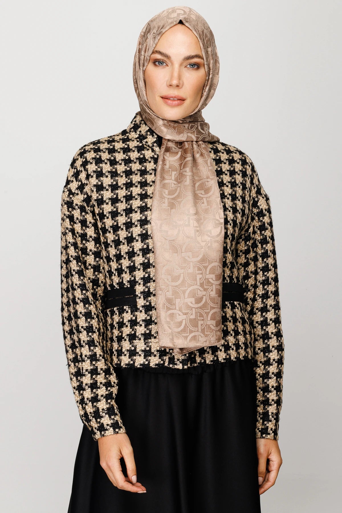 Longar Pattern Shiny Jacquard Scarf - Brown
