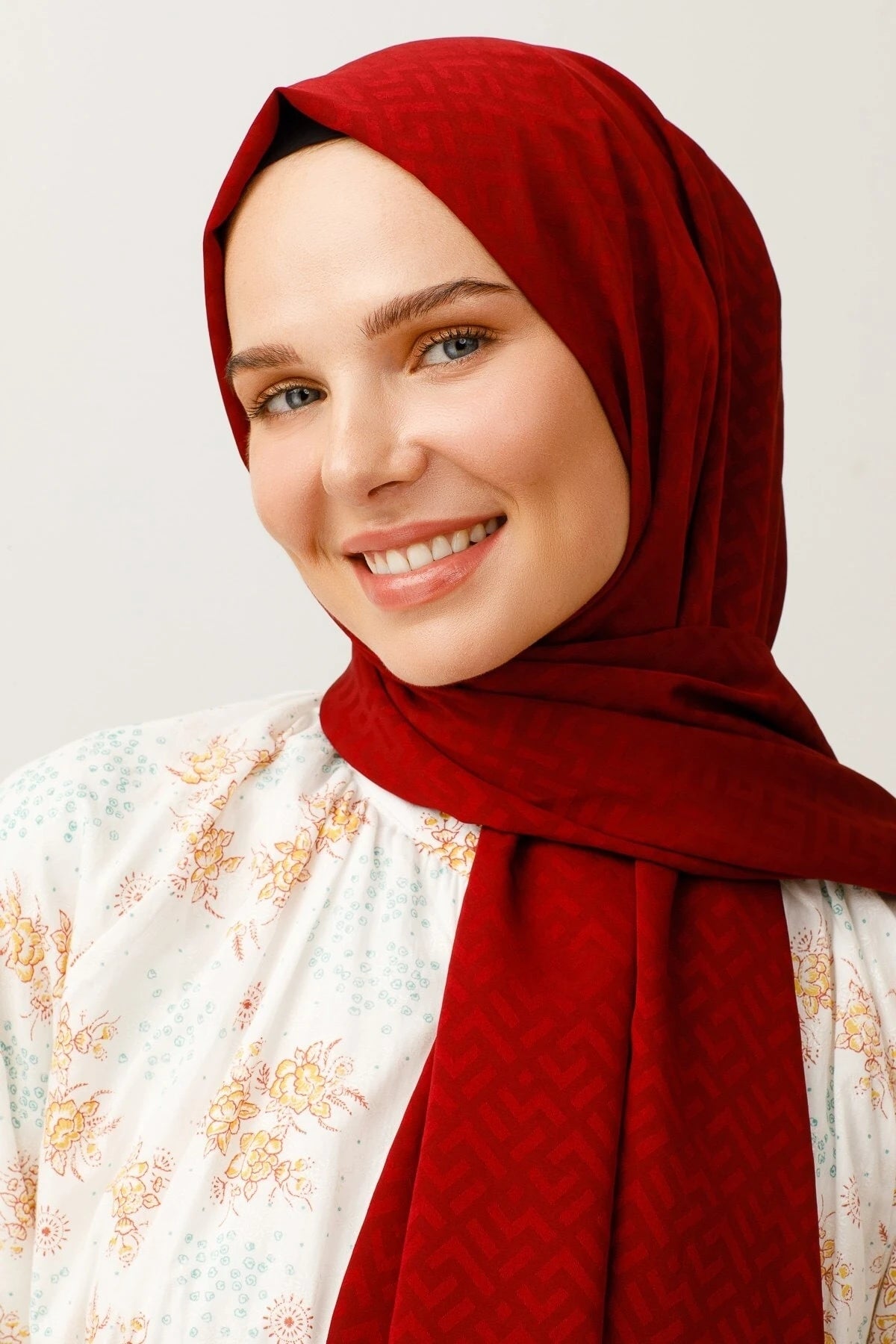 Z Pattern Silky Jacquard Scarf - Burgundy