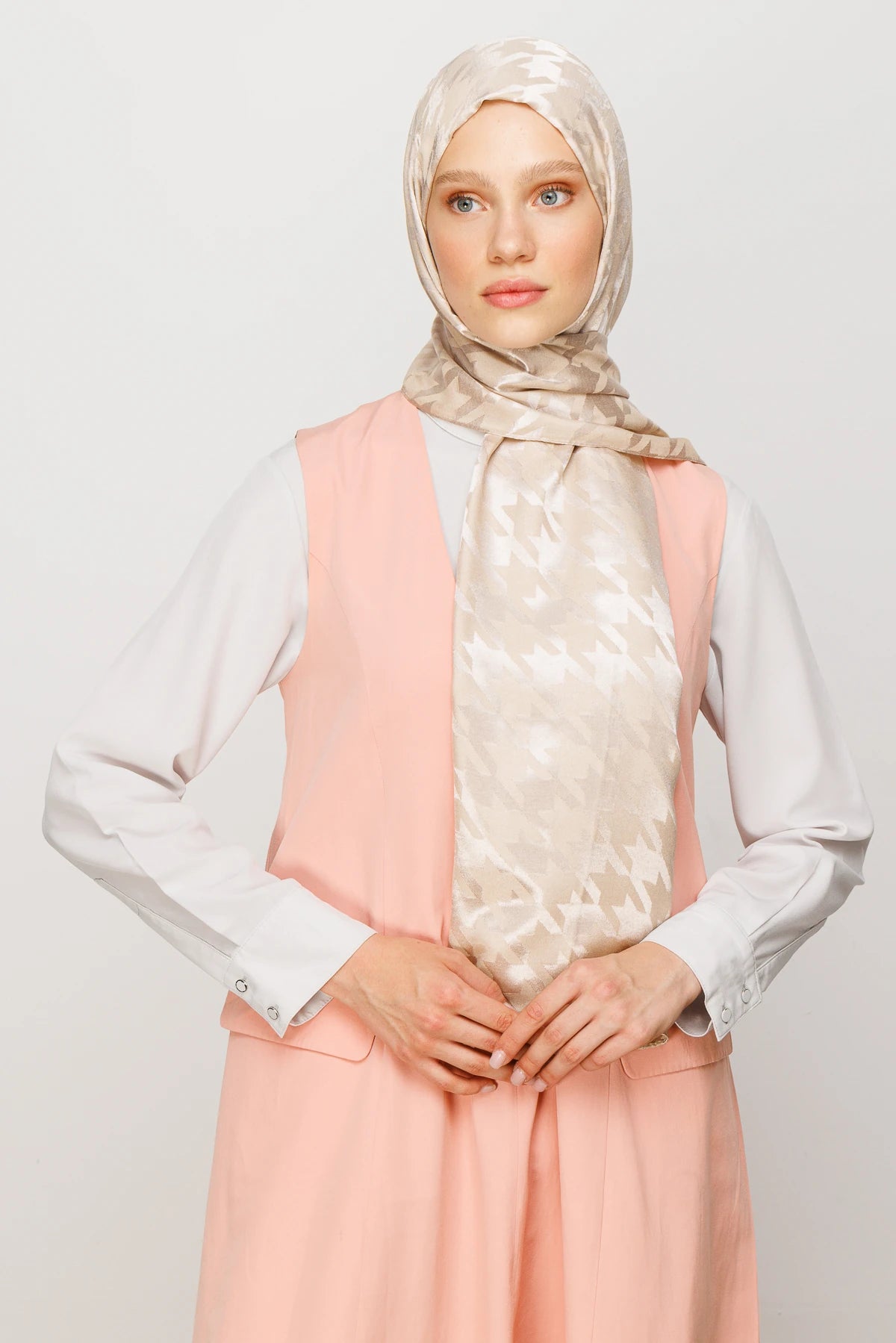 Houndstooth Pattern Shiny Jacquard Shawl - Beige