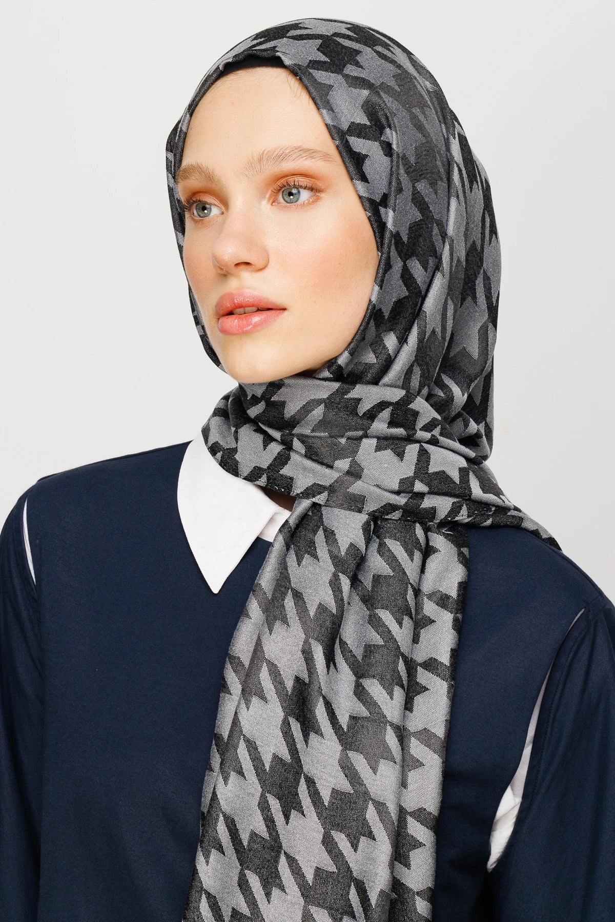 Houndstooth Pattern Shiny Jacquard Shawl - Smoked