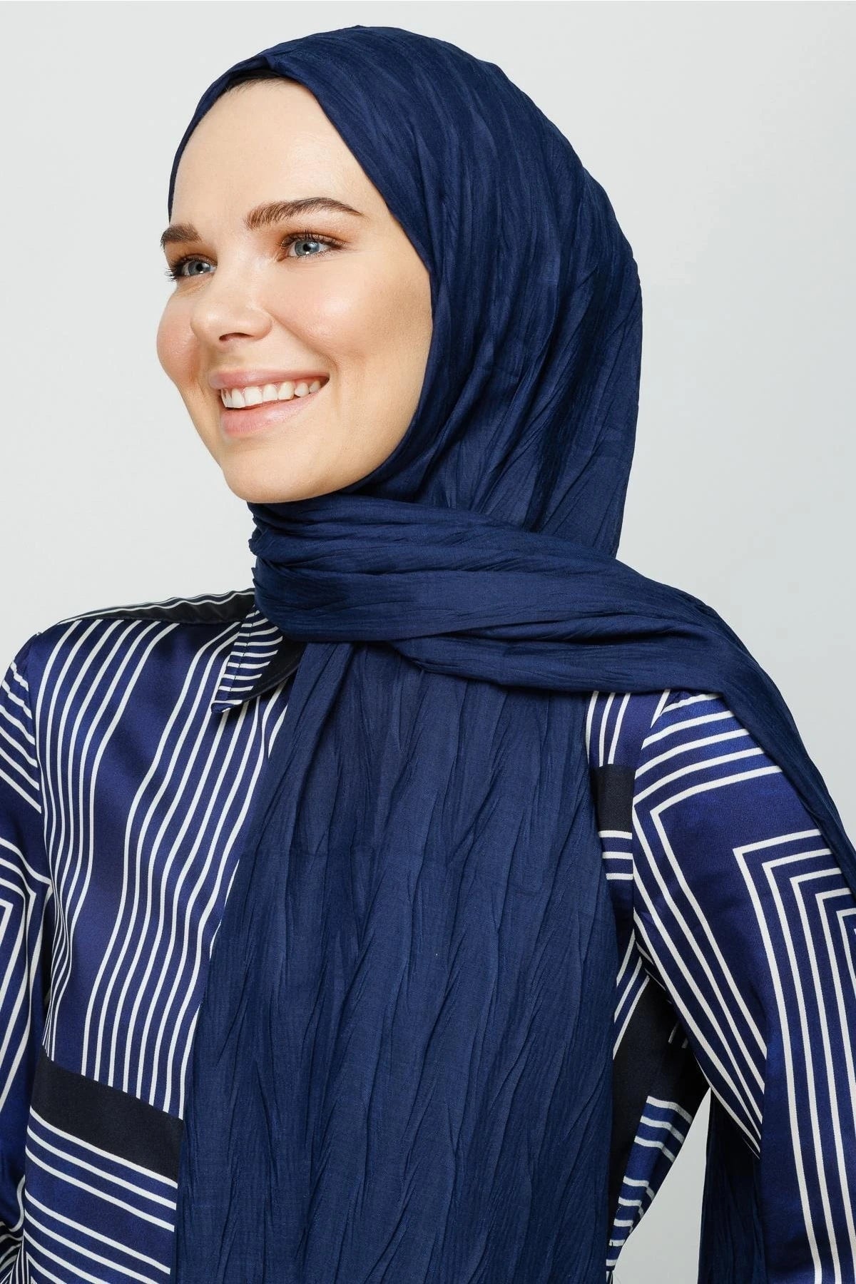 Pleated Bamboo Shawl - Navy blue